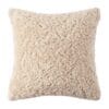 Cuscino in eco pelliccia effetto sherpa di colore beige, dalla texture ricca e soffice, forma quadrata 50x50 cm.