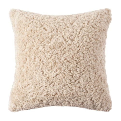 Cuscino in eco pelliccia effetto sherpa di colore beige, dalla texture ricca e soffice, forma quadrata 50x50 cm.