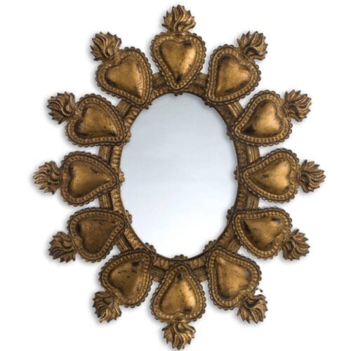 Specchio ovale con cornice decorata da cuori dorati in rilievo, stile barocco e finitura anticata.
