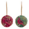 Sfera natalizia in velluto rosso e verde con ricamo di uccellino rosso e decori dorati, stile classico Cantus Natalis.