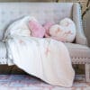 Set composto da plaid pile bianco e cuscino cuore peluche con fiocchi rosa, stile romantico e coccoloso.
