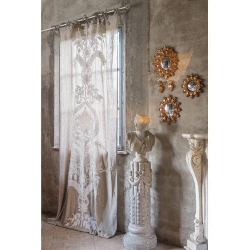 Tenda lunga beige con motivi floreali intagliati, stile elegante e romantico, su fondo neutro.