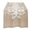 Runner rettangolare in lino beige con decoro floreale bianco centrale, stile elegante e raffinato.
