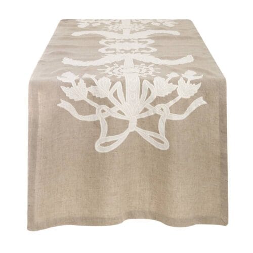 Runner rettangolare in lino beige con decoro floreale bianco centrale, stile elegante e raffinato.