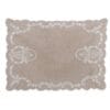 Tovaglietta rettangolare beige con ricami bianchi a cestino floreale e bordo smerlato.