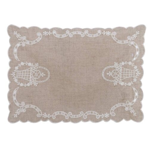 Tovaglietta rettangolare beige con ricami bianchi a cestino floreale e bordo smerlato.