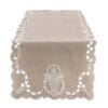Runner beige in lino e cotone con ricami bianchi floreali e intagli su bordi smerlati.
