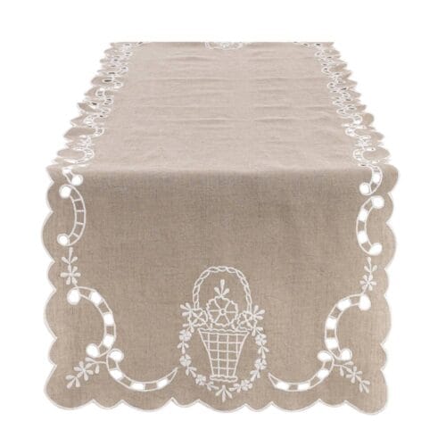 Runner beige in lino e cotone con ricami bianchi floreali e intagli su bordi smerlati.