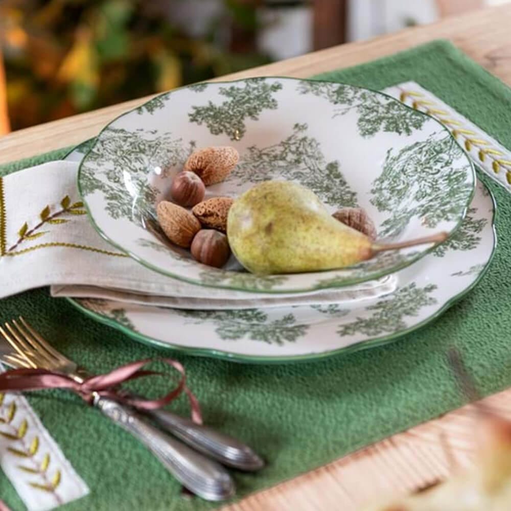 Juego de platos Blanc MariClo Toile de jouy Verde 1 Set piatti in porcellana decorati toile de jouy verde, composto da piatto piano, fondo e frutta. Eleganza classica.