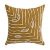 Cuscino quadrato senape con ricami bianchi a motivi geometrici curvilinei della collezione Geometrika.