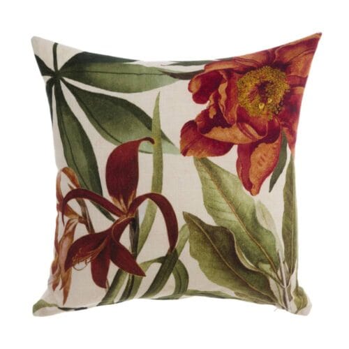 Cuscino quadrato con stampa floreale rossa e verde su sfondo chiaro, in stile botanico, firmato Blanc Mariclò.
