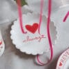 Set due piatti dessert in ceramica con bordo smerlato, cuore rosso e scritta always, collezione Amor Aeternus.