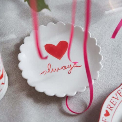 Set due piatti dessert in ceramica con bordo smerlato, cuore rosso e scritta always, collezione Amor Aeternus.