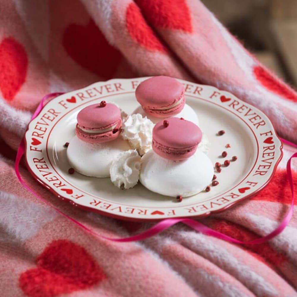 Blanc Mariclò Set 2 Piatti Forever 23x23 cm Amor Aeternus 1 Set di due piatti in ceramica bianca con bordo sagomato decorato con la scritta rossa “FOREVER ❤”.