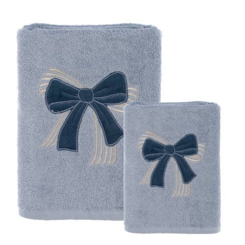 Coppia di asciugamani azzurri in spugna con fiocco ricamato blu scuro e decori panna, della Bows Collection di Blanc Mariclo.