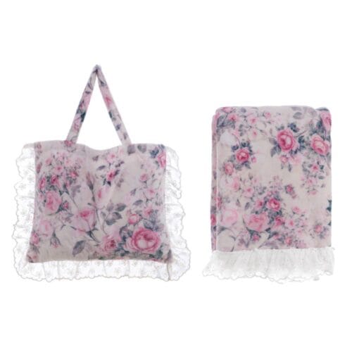 Plaid rosa con stampa floreale e bordo in pizzo bianco, venduto con borsa coordinata nello stesso tessuto.