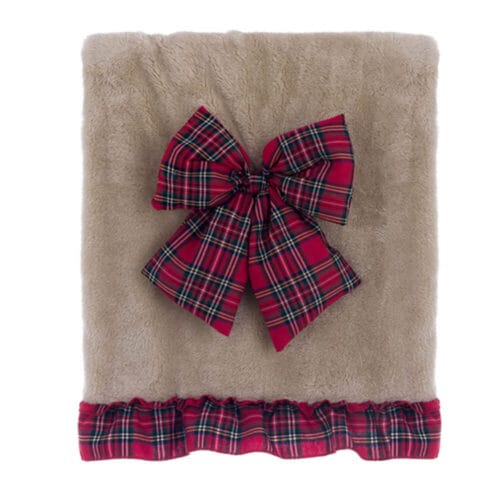 Plaid beige effetto lapin con fiocco e balza tartan rosso, piegato con cura e ideale per un tocco natalizio elegante.
