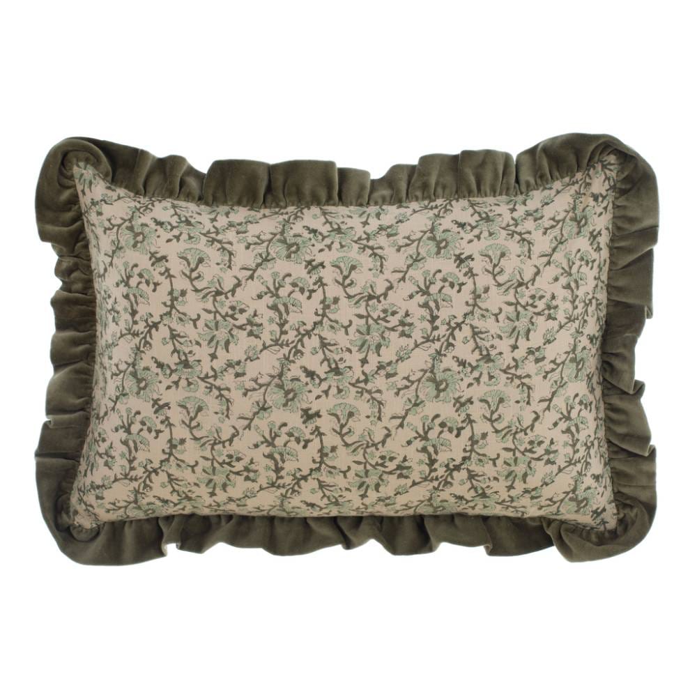 Blanc MariClò Coussin rectangulaire 60x40 Petals Velvet 1 Cuscino rettangolare Blanc Mariclò con stampa floreale su fondo écru e balza arricciata in velluto verde scuro, collezione Petali Velluto.