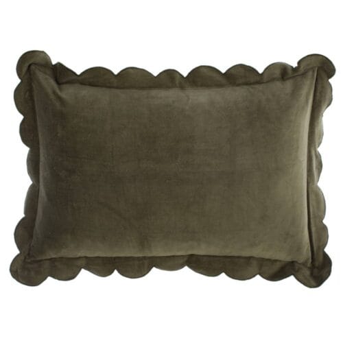 Cuscino rettangolare in velluto verde con bordo smerlato, elegante e raffinato, appartenente alla collezione Petali Velluto di Blanc Mariclò.