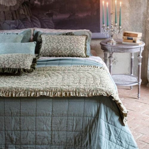 Fondo letto double face Blanc Mariclò con un lato in velluto verde e uno in cotone stampato floreale, rifinito con gala, collezione Petali Velluto.