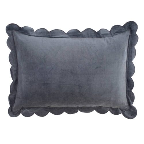 Cuscino rettangolare in velluto grigio perla con bordo smerlato, collezione Petali Velluto Blanc Mariclò, dal design raffinato e sobrio.