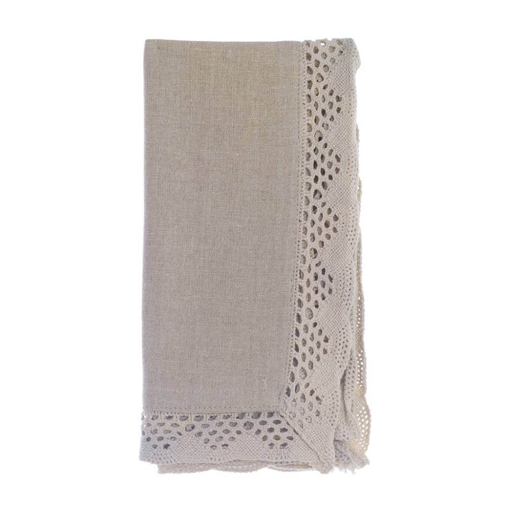 Tovagliolo color beige con raffinato bordo in pizzo traforato, perfetto per tavole classiche o shabby chic.