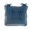 Cuscino per sedia azzurro con pizzo traforato sui bordi e lacci a fiocco, dallo stile romantico e delicato.