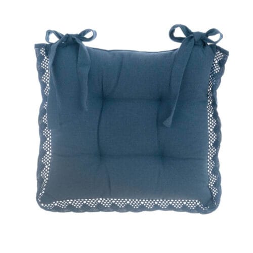 Cuscino per sedia azzurro con pizzo traforato sui bordi e lacci a fiocco, dallo stile romantico e delicato.