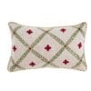 Cuscino beige rettangolare con motivo a losanghe verdi, ricami rossi e bordo dorato decorativo.