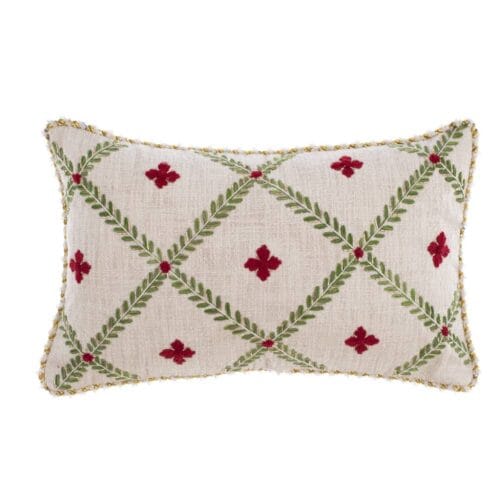 Cuscino beige rettangolare con motivo a losanghe verdi, ricami rossi e bordo dorato decorativo.