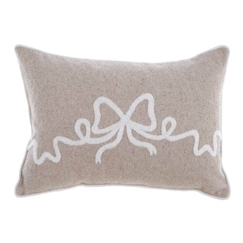 Cuscino rettangolare beige con ricamo centrale a fiocco bianco e bordatura tono su tono, in stile naturale.