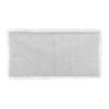 Tappeto da bagno bianco rettangolare in cotone, con frange decorative ai lati.