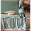 Copridivano verde con volant arricciato in stile shabby chic firmato Blanc Mariclo, in tessuto leggero.