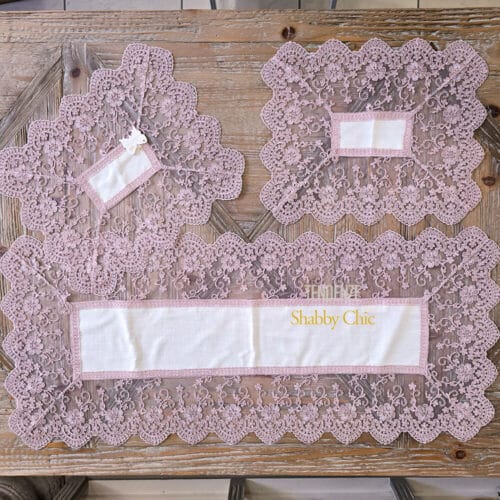 Tris di centrini Fiori di Lena in lino naturale e pizzo rosa – decorazione raffinata per tavoli e consolle in stile shabby chic romantico.