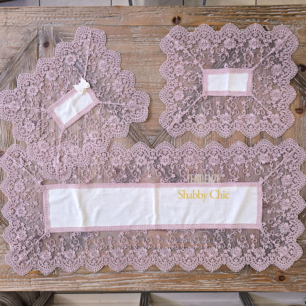 Tris di centrini Fiori di Lena in lino naturale e pizzo rosa – decorazione raffinata per tavoli e consolle in stile shabby chic romantico.