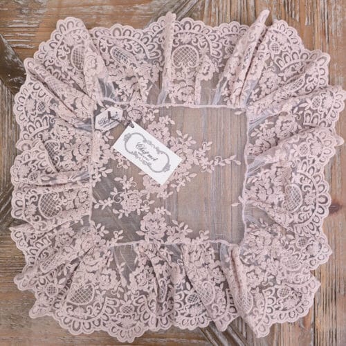 Centrino quadrato in pizzo cipria con ricami floreali e volant plissettato, stile shabby chic, su tavolo in legno rustico.