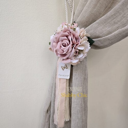 Fiori di Lenale cœur artisanal du Shabby Chic italien 6 Ambrasse Fiori di Lena con rosa cipria, ortensie avorio e nebbiolina, ideale come legatenda shabby chic profumato e decorativo.