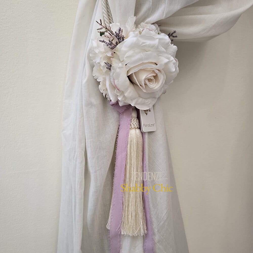 Fiori di Lena Embrasse avec ruban d'hortensia, de rose et de glycine H 70 cm 1 Ambrasse Fiori di Lena con rosa avorio, ortensie e nastro glicine, profumato e decorativo per tende e ambienti shabby chic eleganti.