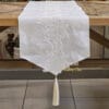 Runner Fiori di Lena in lino bianco con pizzo floreale tono su tono e nappine gioiello – decorazione raffinata per tavola shabby chic.
