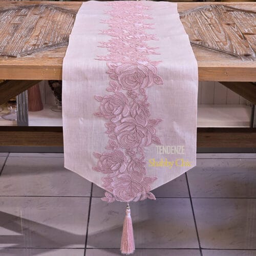 Fiori di Lenale cœur artisanal du Shabby Chic italien 10 Runner Fiori di Lena in lino rosa con pizzo floreale tono su tono e nappine gioiello – decorazione elegante per tavole shabby chic da sogno.