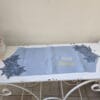 Centrino Fiori di Lena in lino azzurro con pizzo floreale ricamato e punta sagomata – decorazione artigianale shabby chic 80x32 cm.