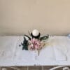 Centrino bianco a punta Fiori di Lena con pizzo floreale tono su tono alle estremità, perfetto per decorazioni shabby chic da tavolo.
