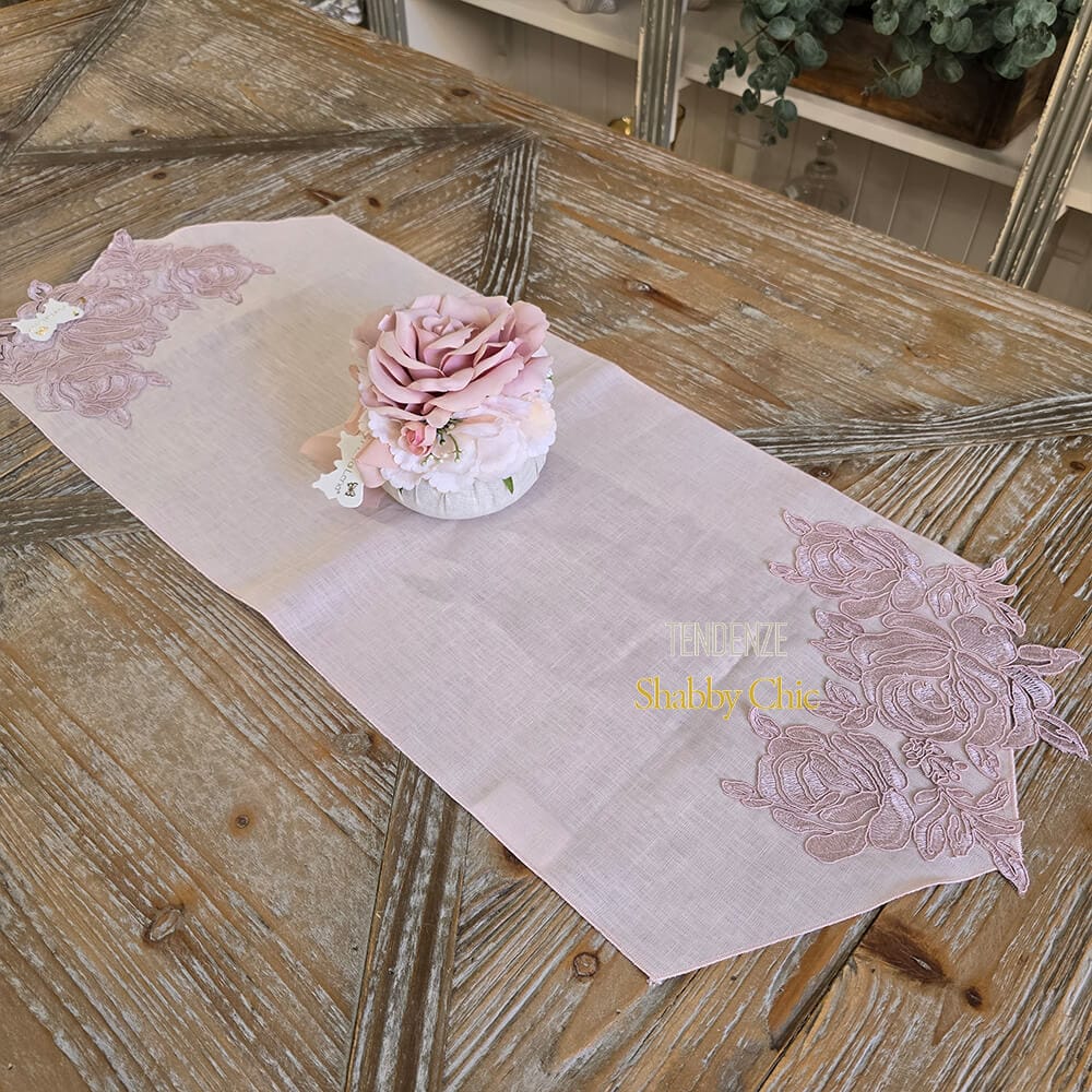 Centrino Fiori di Lena in lino rosa con pizzo a rose ricamate e forma a punta – decorazione elegante per consolle o tavolini shabby chic.