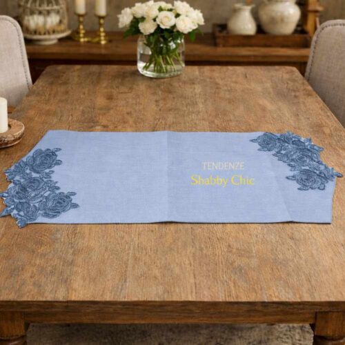 Centrino Fiori di Lena in lino azzurro con pizzo floreale ricamato e punta sagomata – decorazione artigianale shabby chic 80x32 cm.