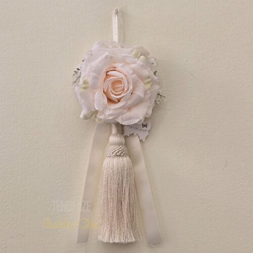 Nappa Fiori di Lena in avorio con rosa e fiocco annodato, decorazione profumata in stile shabby chic per interni romantici.