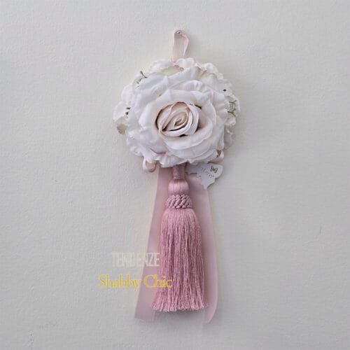 Fiori di Lenale cœur artisanal du Shabby Chic italien 3 Nappa decorativa Fiori di Lena con rosa cipria, ortensia e fiocco: perfetta per ambienti shabby chic e dettagli d’arredo romantici.