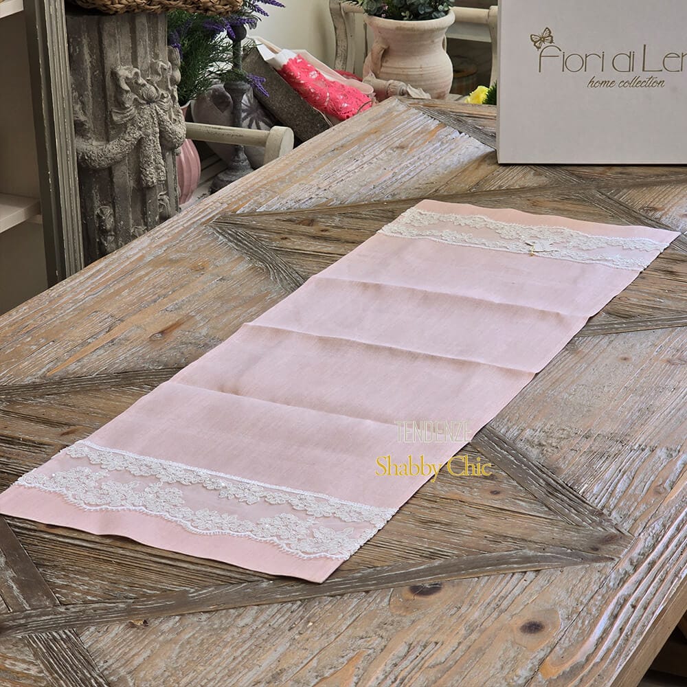 Fiori di Lena Striscia Rosa in Lino con Pizzo 110x35 1 Striscia da tavolo in lino rosa 110x35 cm con pizzo ricamato bianco alle basi – collezione Fiori di Lena, ideale per arredare tavole shabby chic con eleganza.