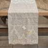 Runner da tavolo in lino grigio chiaro 110x35 cm con pizzo rebrodé floreale alle basi – Fiori di Lena, eleganza sobria per tavole shabby chic raffinate.