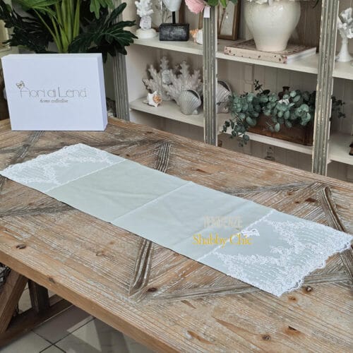 Runner da tavolo in lino verde salvia 110x35 cm con pizzo ricamato floreale alle basi – Fiori di Lena, ideale per tavole ed eventi shabby chic naturali.