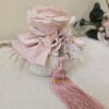 Pouf bon bon Fiori di Lena in seta con rosa cipria, fiocco e nappina rosa, perfetto come bomboniera o decorazione romantica profumata.